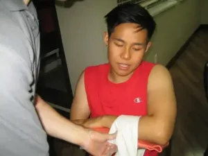 Tying a Broken Arm to a SAM Splint